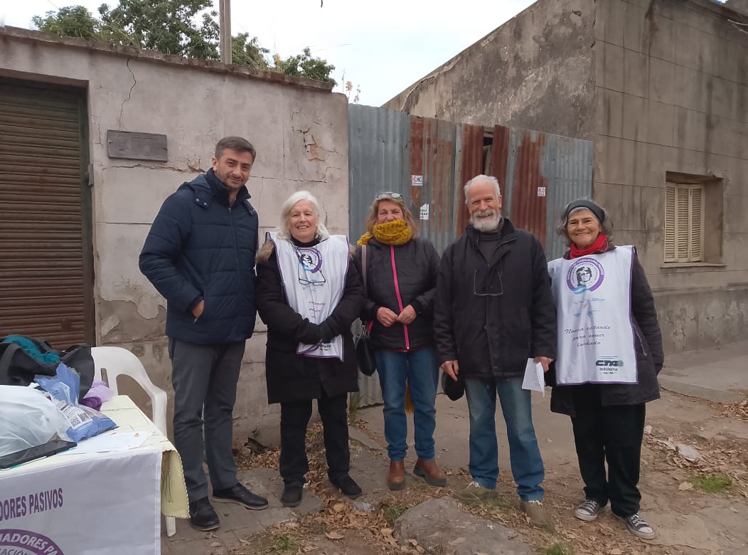 El concejal de la UVC Daniel Zabalo y parte del grupo del Sindicato de Trabajadores Pasivos de Lobos